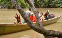 Gruppe verlässt das Camp im Boot