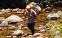 Porter traversant une rivière